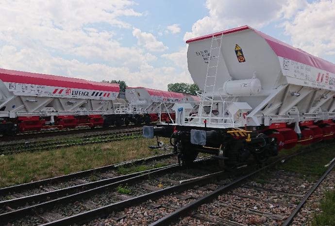 Railway ballast trailer industry